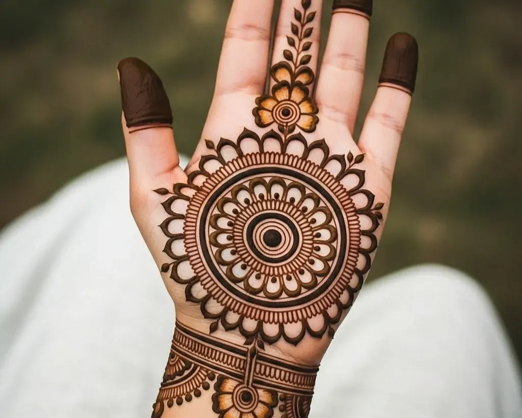 Circle Mehndi Designs for Back Hand